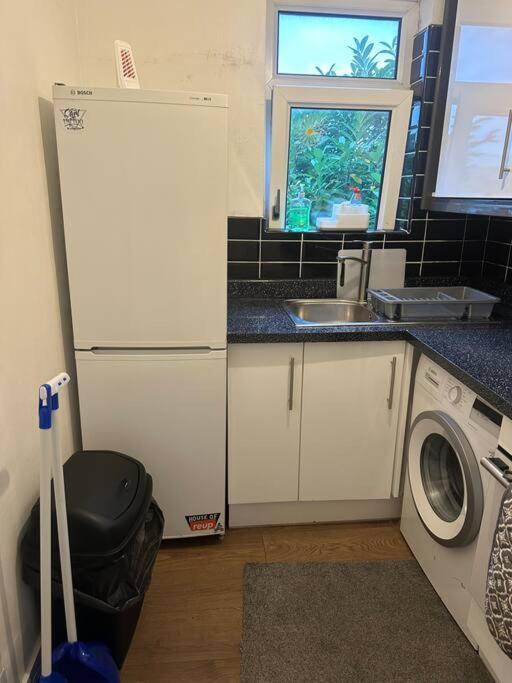 Beautiful Wood Street First Floor Flat B Londra