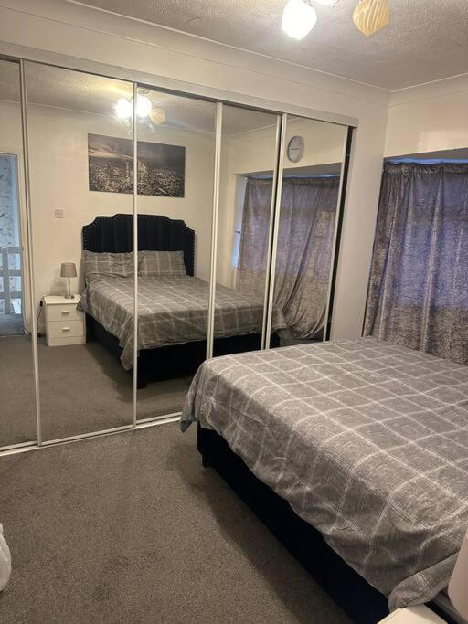 Beautiful Wood Street First Floor Flat B Londra