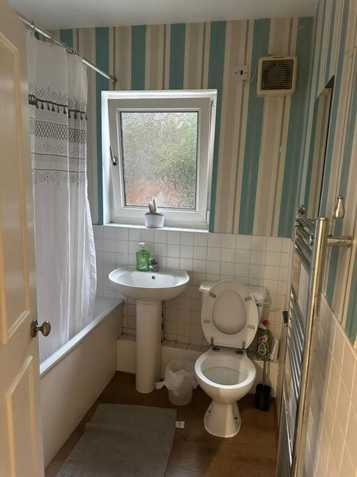 Beautiful Wood Street First Floor Flat B Appartamento *
