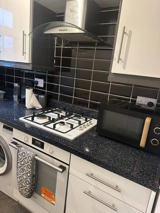 Beautiful Wood Street First Floor Flat B Appartamento