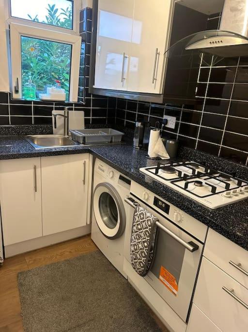 Beautiful Wood Street First Floor Flat B Appartamento